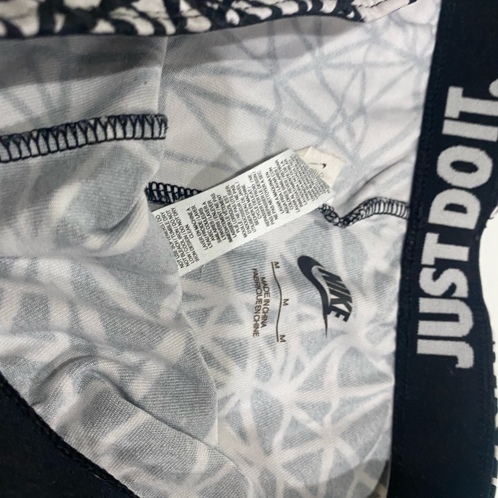 Nike Leggings with Black and White Geometric Design- womens size M - Picture 3 of 4